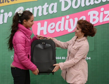 Üniversiteyi kazanan öğrencilere hediye valiz