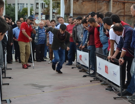 Önünü ilikleyip yarıştı 1. oldu