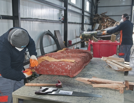 Belediye eski kanepelere el attı