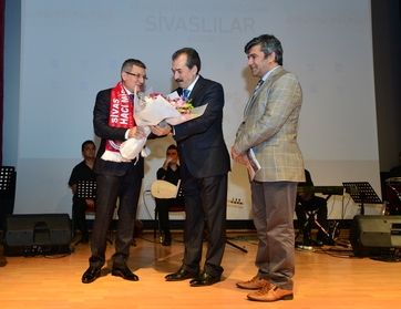 Türküleri sevdiren sanatçıya övgü