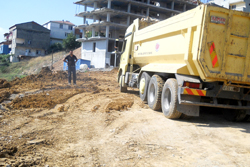 Kamyonu zabıtanın üzerine sürdü!
