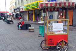 Simit arabasında bedava ekmek